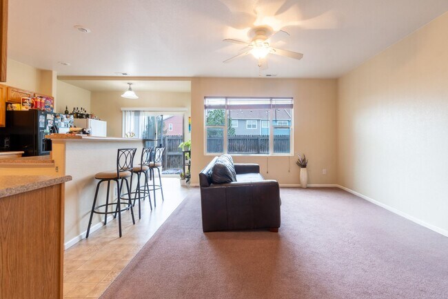 Building Photo - Obsidian View townhome for rent!