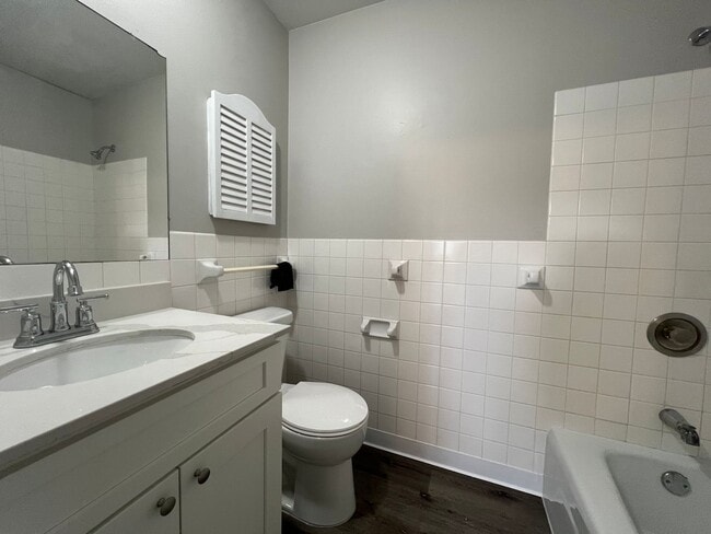 Building Photo - Recently Renovated 1-bed, 1-bath Apartment with Garage