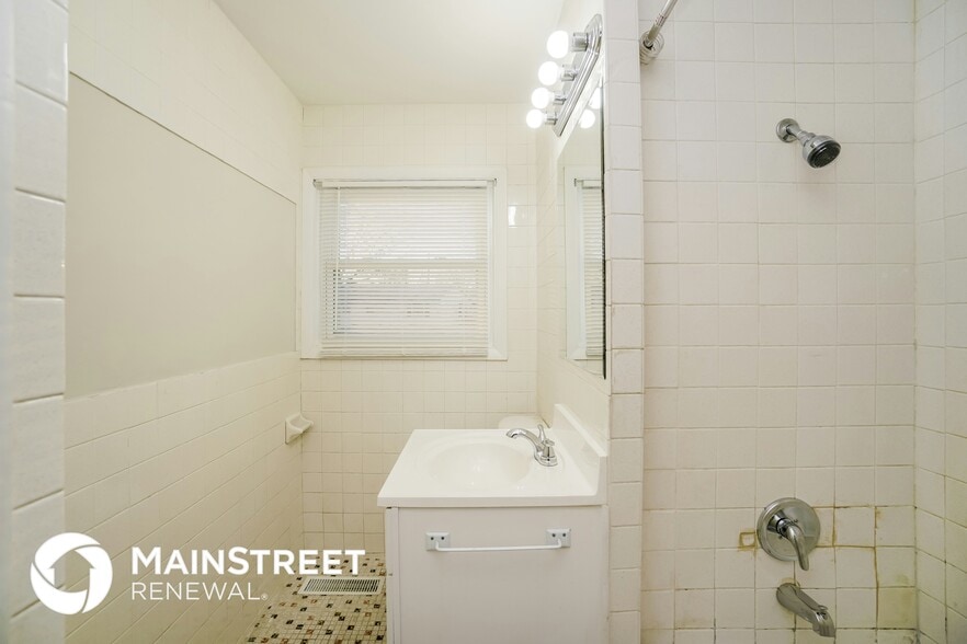 Building Photo - 7412 Roshon Ave