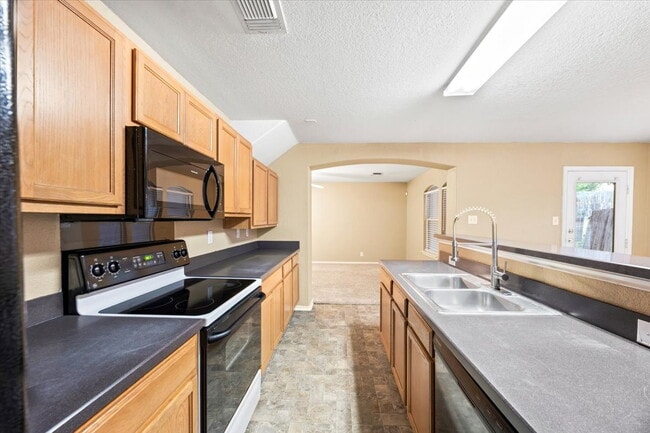 Building Photo - Spacious 4 Bedroom Home in Prime Medical Center Location