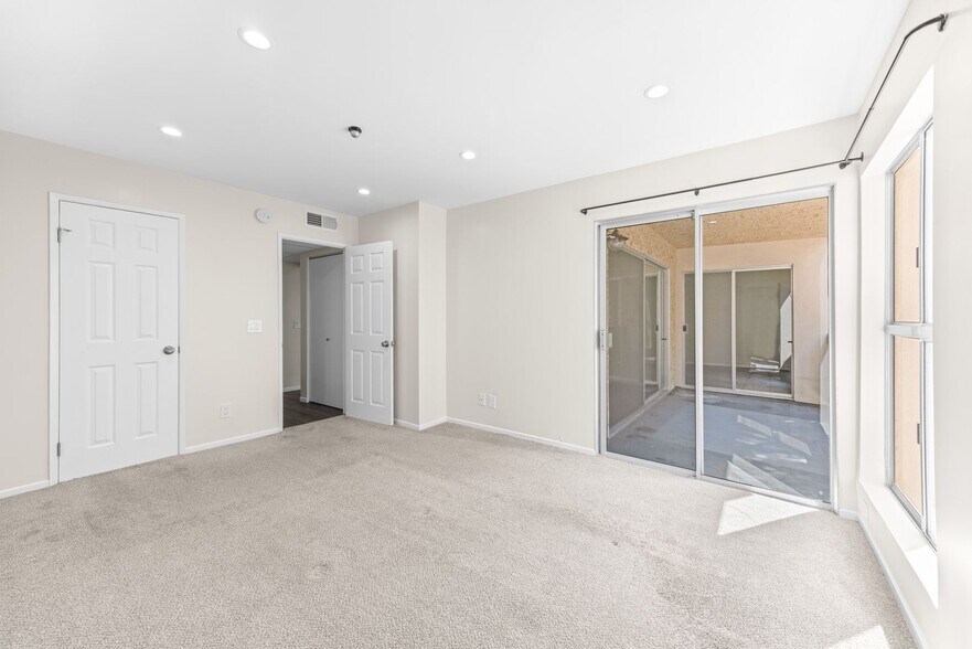 Building Photo - Resort-Style 2-Bed, 2-Bath Condo with Lake...
