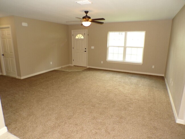 Building Photo - Marion Oaks Home