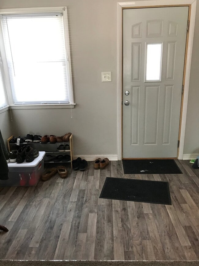 Building Photo - 3 Bedroom Single Family w/Garage & Large Yard