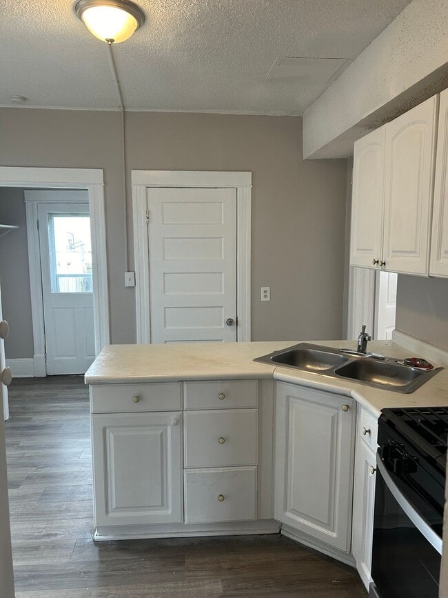 Building Photo - Beautiful 5b/2b in South Minneapolis!