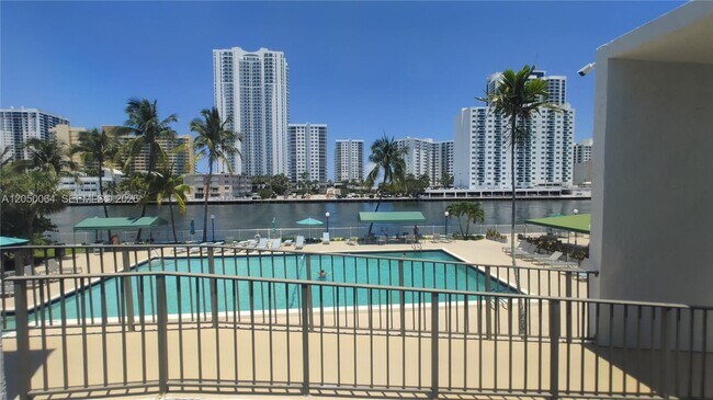Building Photo - 1000 Parkview Dr