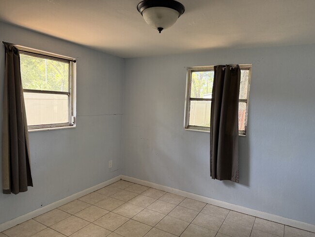 Building Photo - 1110 NW 17th Ave