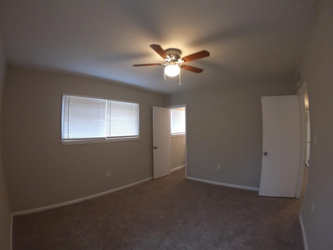 Building Photo - 3256 Suncrest Dr