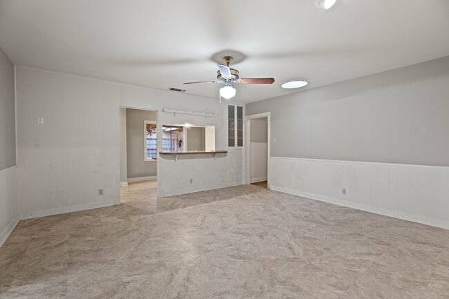 Building Photo - 5-Bedroom Home Available for Summer 2026 Pre-Lease!