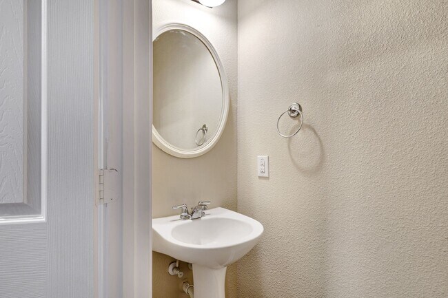 Building Photo - Beautiful 3 Bedroom 2 1/2 in trophy ridge