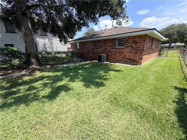 Building Photo - 210 Transcontinental Dr