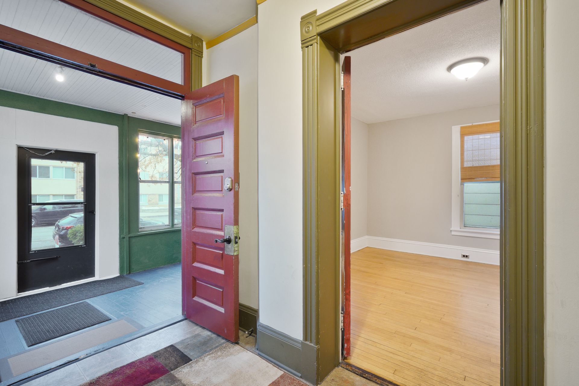 Front entryway. - 3032 grand ave