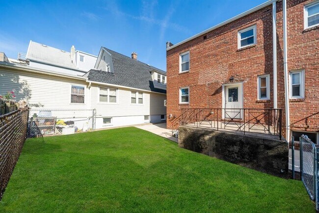 Building Photo - 118 W 46th St