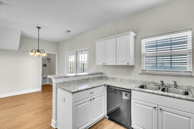 Building Photo - 3 Br, 2.5 Ba Townhome In Richmond Hill