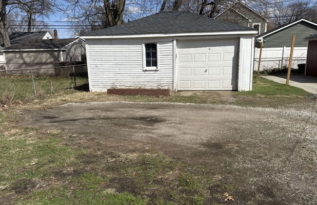 Building Photo - " 2-Bed Oasis in Heart of Royal Oak – Cozy...