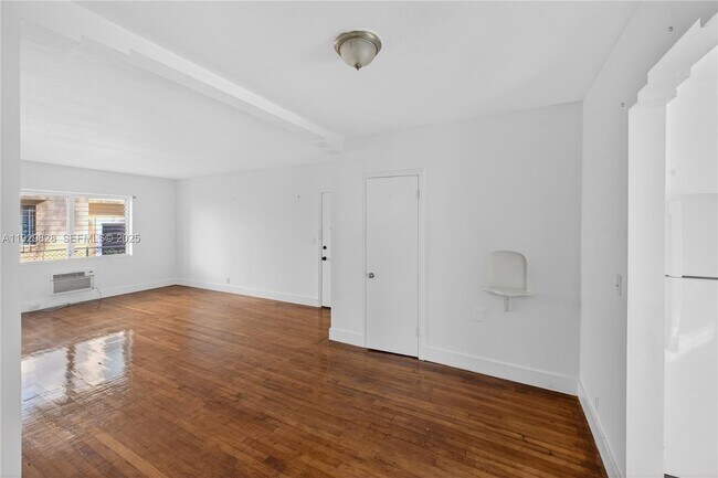 Building Photo - 993 Bay Dr