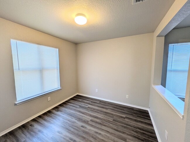 Building Photo - Very Nice 4 Bedroom Home In Convenient Northwest Location!