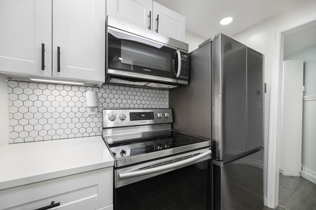 Building Photo - 2 Bed, 1 bath 1 block from Meridian Hill P...