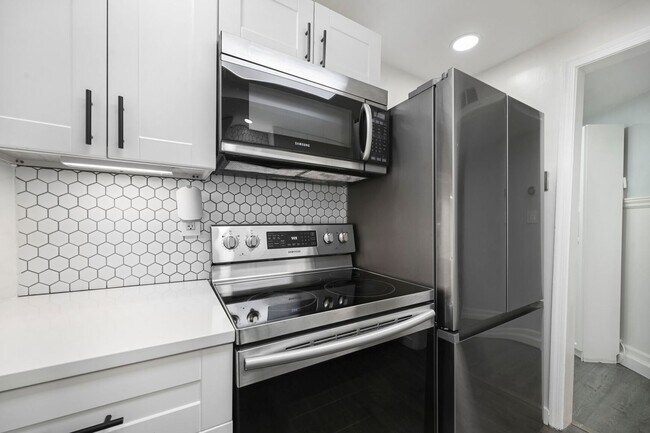 Building Photo - Dual-Entry Designer 2BR | In-Unit W/D | Pet Friendly & Parkside! Available now!