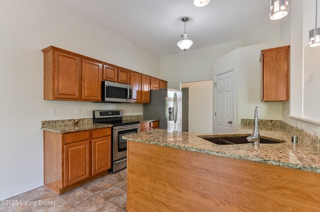 Building Photo - 220 Rockcrest Way