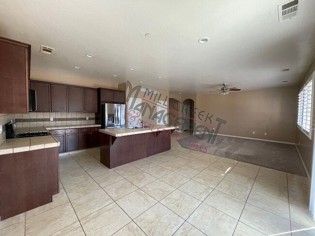 Building Photo - $500 OFF FIRST MONTHS RENT