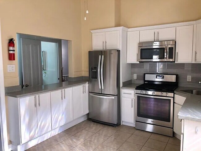 Building Photo - "Charming 2-Bed, 2-Bath Sanctuary in the Heart of San Francisco!"