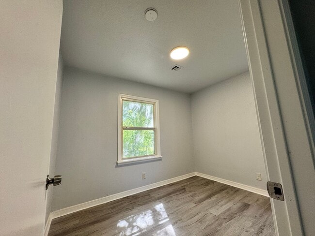 Building Photo - Newly Updated 4 Bedroom Home by Gibbs Shop...