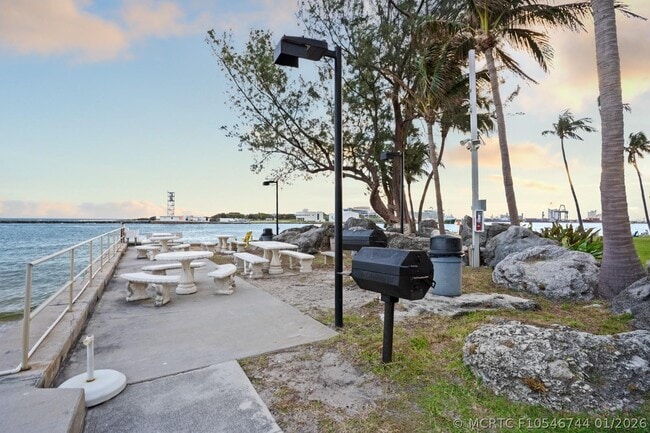 Building Photo - 2100 S Ocean Dr