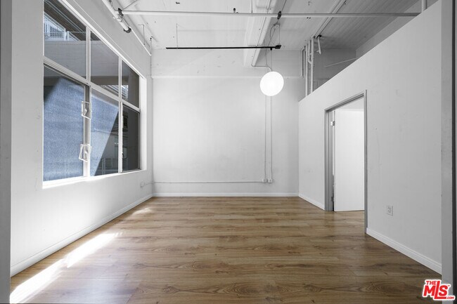 Building Photo - 1130 Flower St