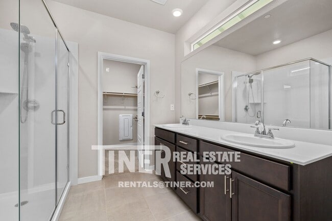 Building Photo - 4224 Roanne Wy