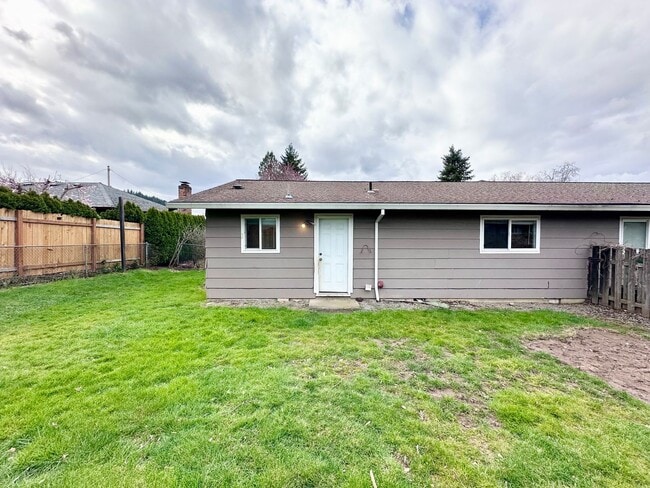 Building Photo - Near Downtown Gresham 2 Bed 1 Bath Duplex! W/S/G Included!