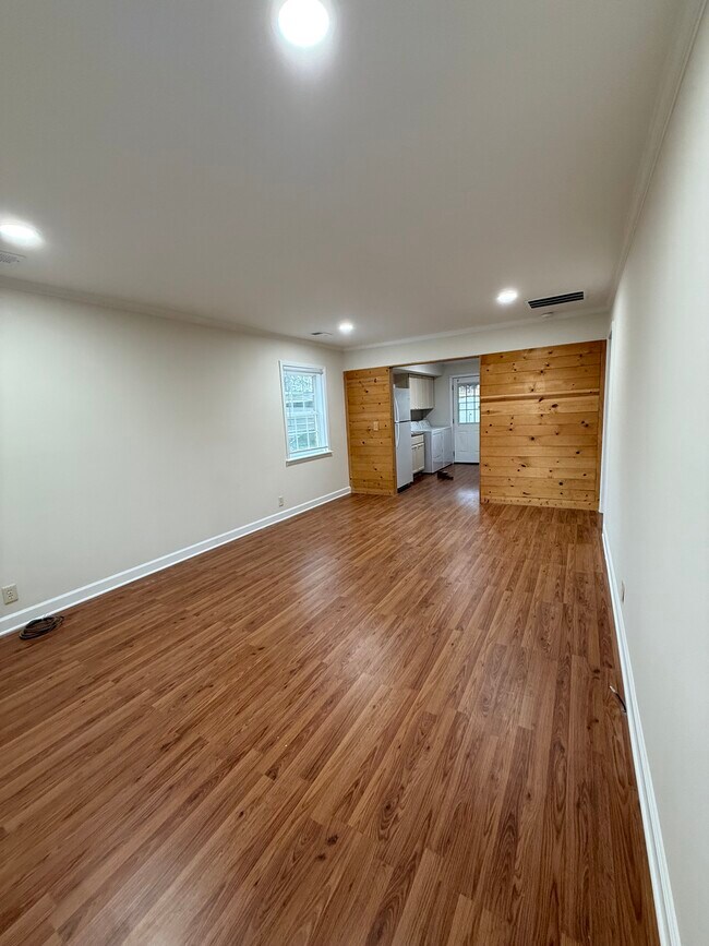 Building Photo - 104 Bowen St