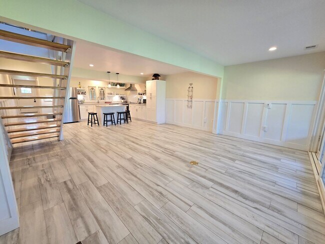 Building Photo - Stunning 2 Bed / 2.5 Bath Townhouse with G...