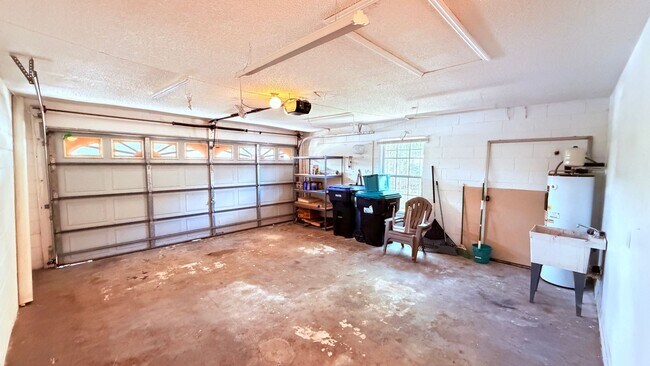 Building Photo - Bright 3/2 Home Near UCF with Vaulted Ceilings & Spacious Backyard!