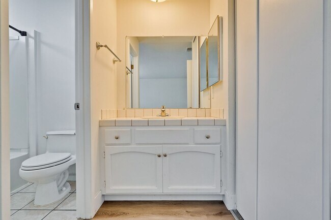 Building Photo - 947 // Duplex
