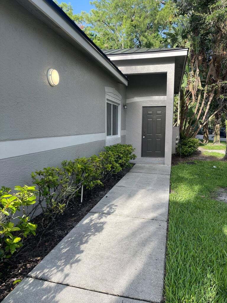 Building Photo - 260 Crestwood Cir