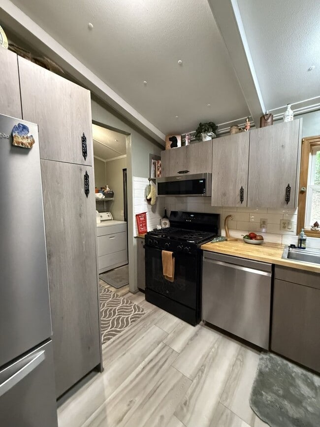 Building Photo - Rare Seasonal Frankfort Find-Fully Furnished!