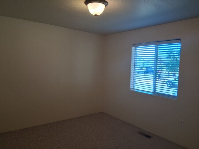 Building Photo - Comfortable 2-Bedroom Apartment in Desirab...