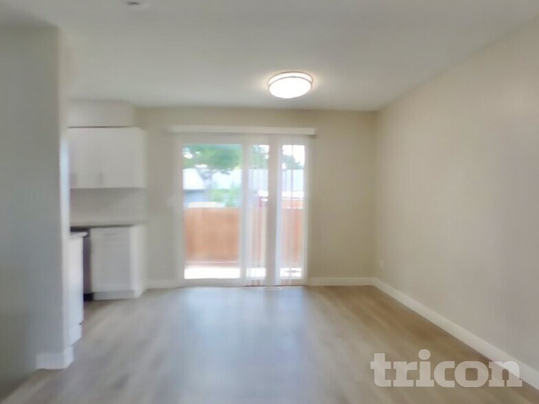 Building Photo - 505 E 40th St