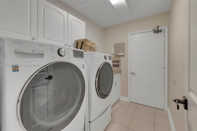 Building Photo - 1583 Eastlake Way