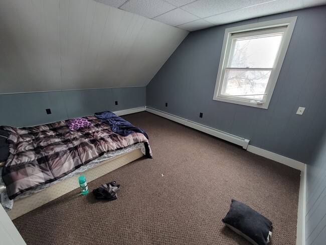 Building Photo - AVAILABLE JUNE - 3 Bed, 1 Bath Updated Home!