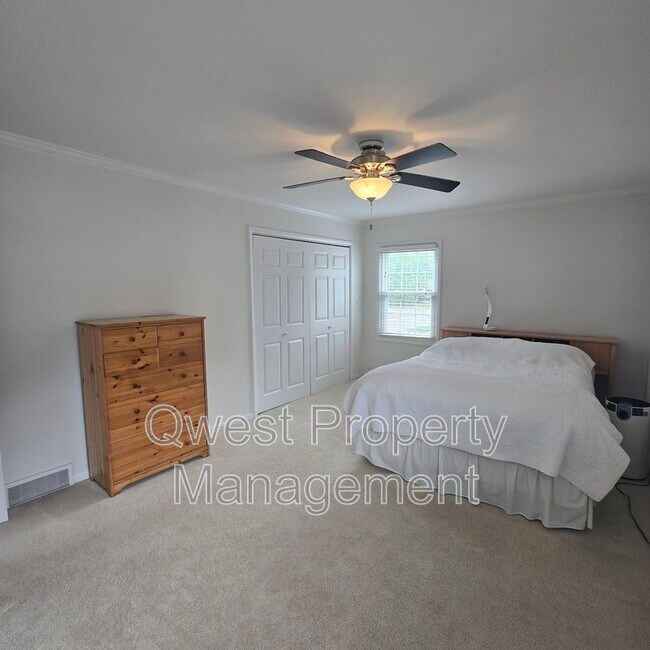 Building Photo - 2236 Elmwood Dr SE