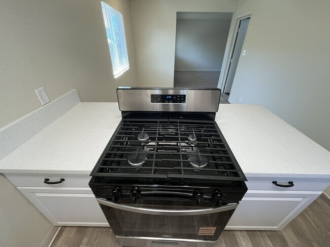 Building Photo - 6417-6417 San Stefano St