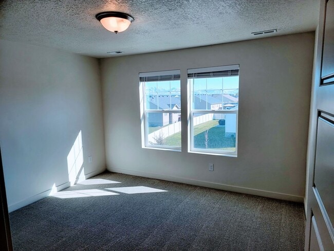 Building Photo - Stunning Townhomes!