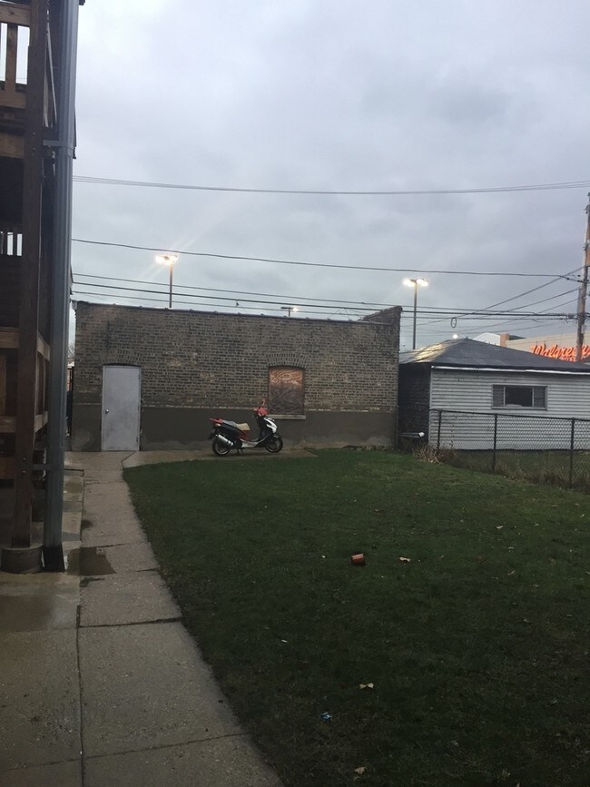 Building Photo - 6155-6157 N Artesian Ave