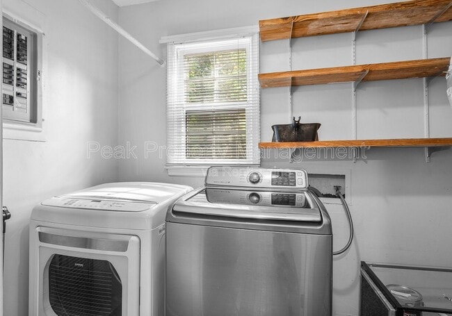 Building Photo - 2353 Shoreham Dr