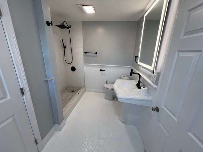 Building Photo - 452 Salem St