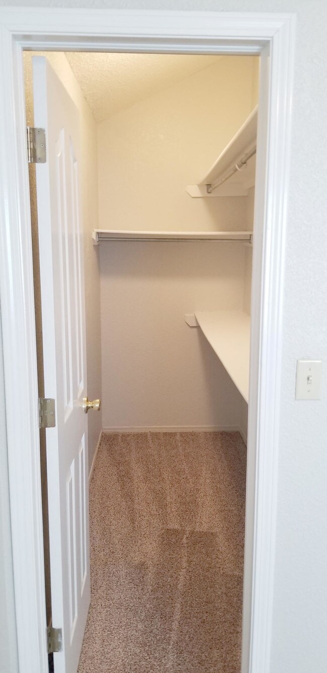 Building Photo - 6928 Crown Ridge Dr