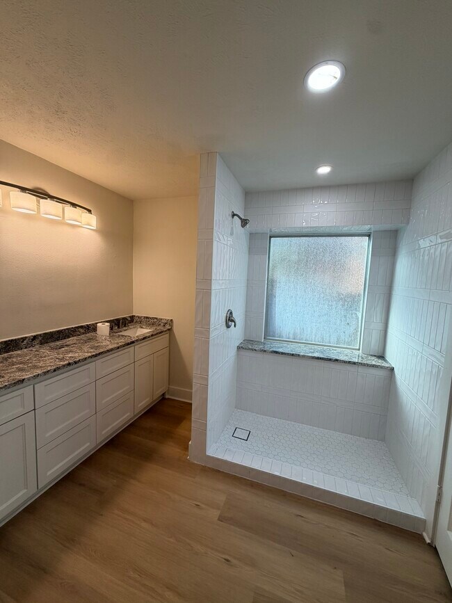 Building Photo - 70 Brookflower Rd