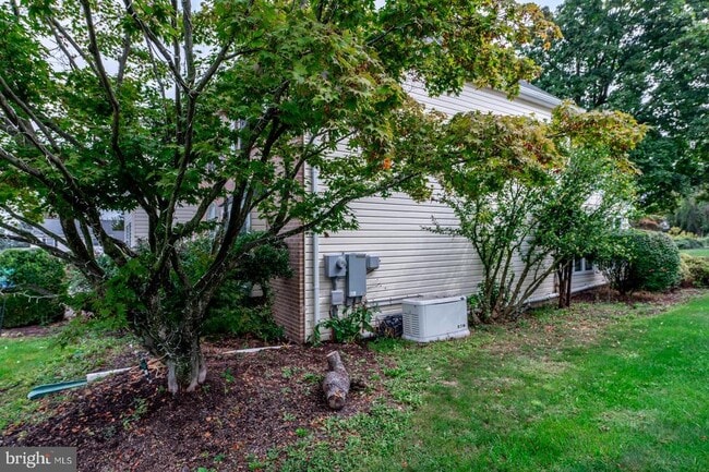 Building Photo - 211 Caravan Dr