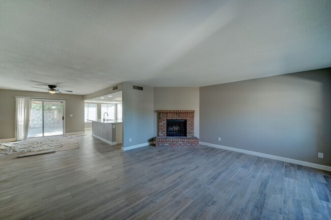 Building Photo - AVAILABLE NOW - REMODELED IN TEMPE!!!